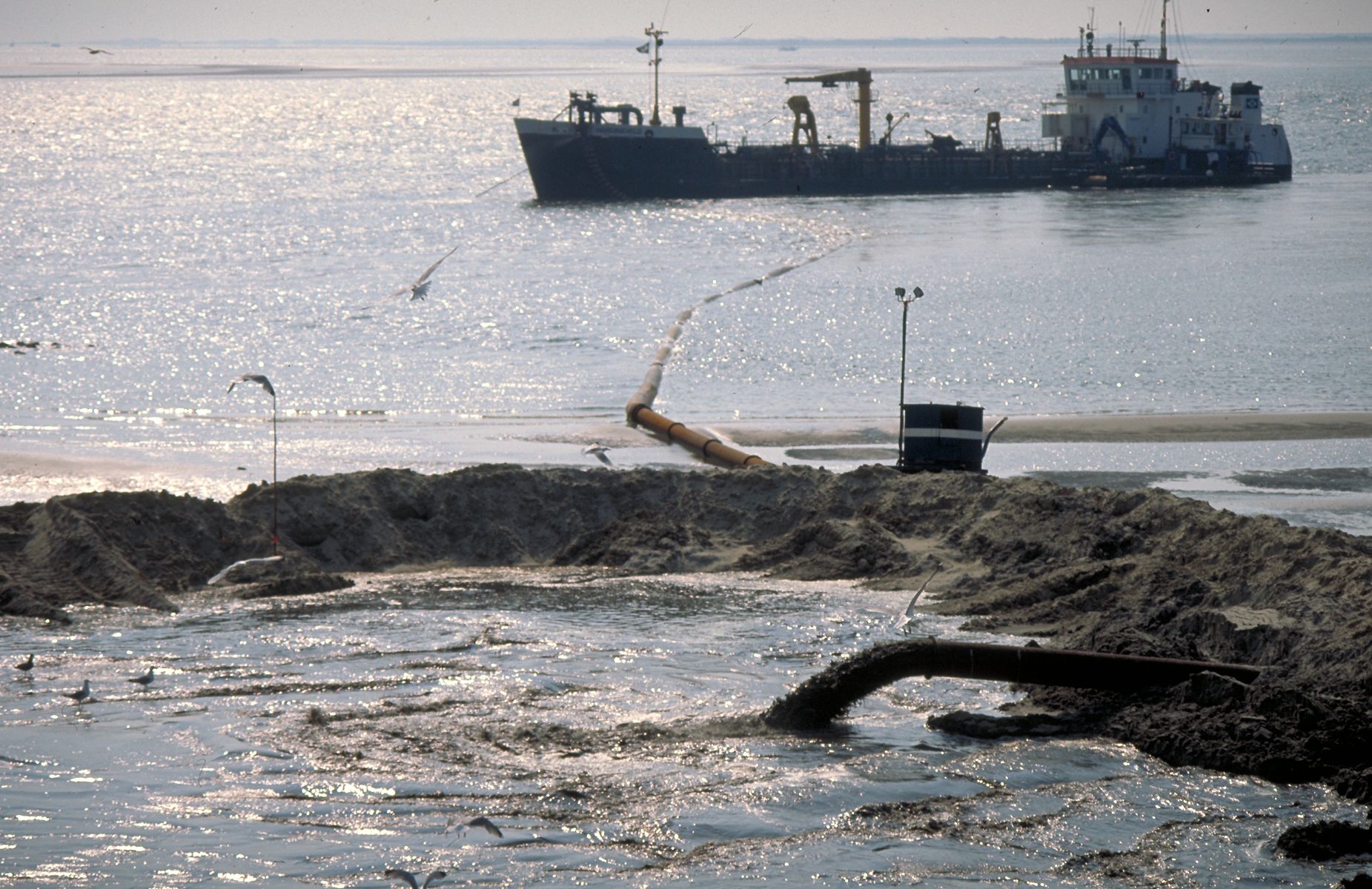 Zandsuppletie bij Bornrif | © Johan Krol, archief Natuurcentrum Ameland