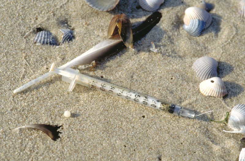 Injectiespuit op het strand | © Ecomare, Foto Fitis, www.fotofitis.nl